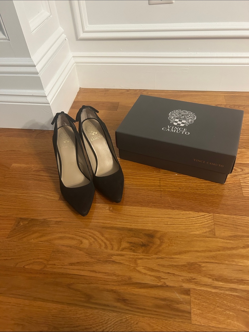 Vince Camuto carissah heels in box